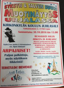 Muotinäytös Urjalassa (järj. Ranskan leirikouluryhmä vanhempineen sekä opettaja Helvi Reponen)